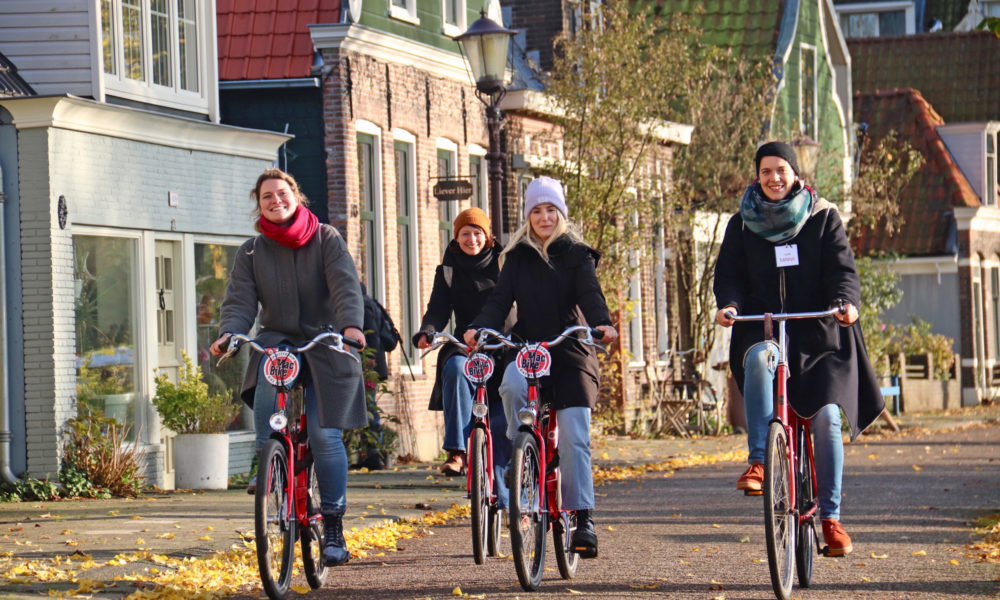 Fahrradtour Noord Teilnehmer fahren im Herbst mit Fahrrädern durch Amsterdam Noord