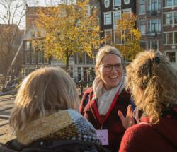 Amsterdamliebe Tourguide Theresa bei einer kulturellen Stadtführung durch Amsterdam