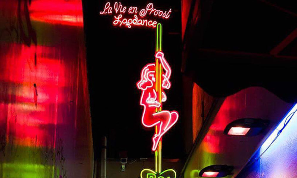 Rotes Neon Sign mit Stripperin informative Rotlichtvierteltour