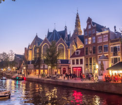 Amsterdamliebe informative Rotlichttour beleuchtetet Oude Kerk im Rotlichtviertel