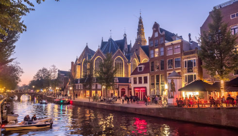 Amsterdamliebe informative Rotlichttour beleuchtetet Oude Kerk im Rotlichtviertel