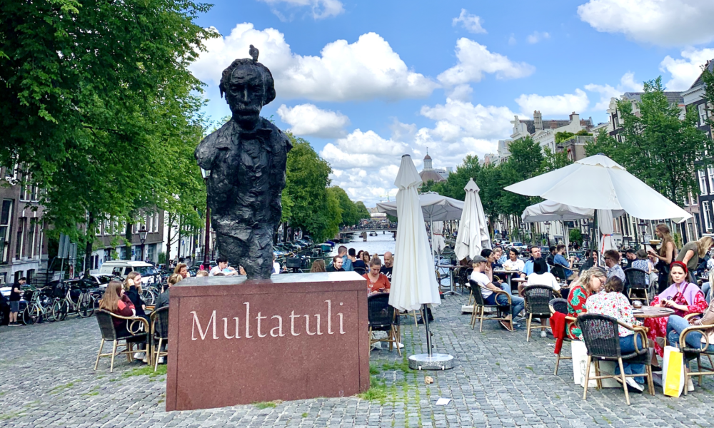 Multatuli Statue neben einem Café auf einer Brücke