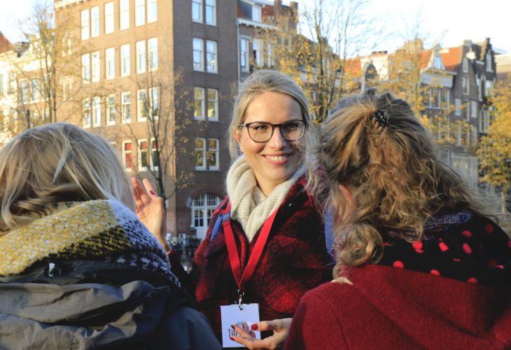 Theresa von Amsterdamliebe gibt eine Stadtführung
